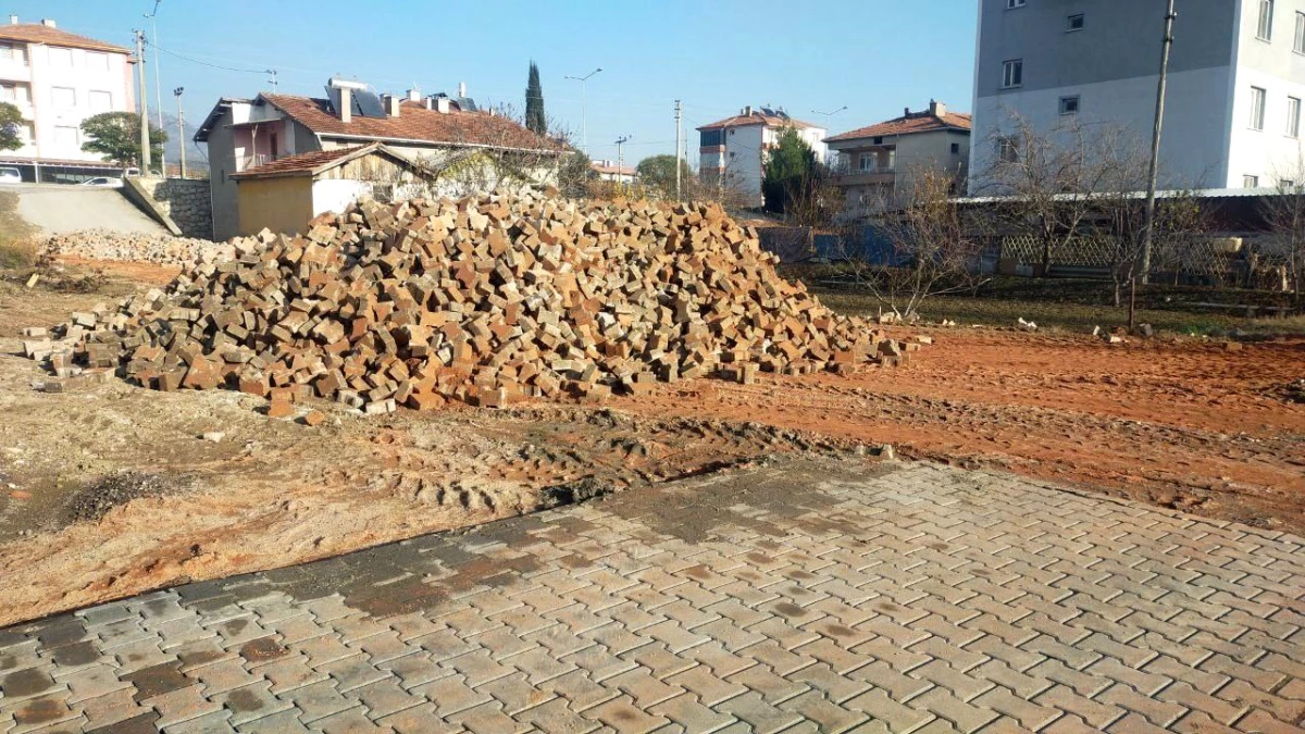 Çorum\'un Osmancık ilçesinde döşenen kilit parke taşları kepçelerle söküldü