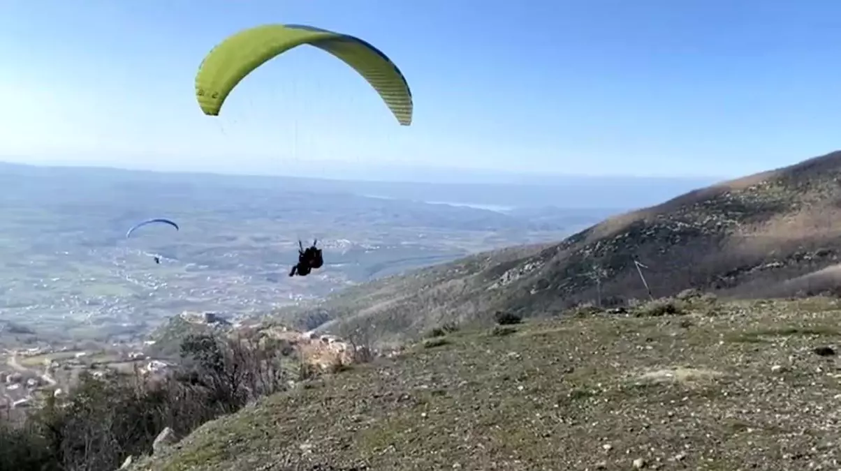 Osmaniye\'deki Dumanlı Yaylası, yamaç paraşütçülerinin uğrak noktası haline geldi