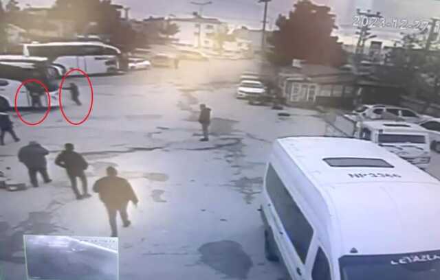 Otobüs şoförü, herkesin gözü önünde tartıştığı muavini ezerek öldürdü Otobüs şoförü, herkesin gözü önünde tartıştığı muavini ezerek öldürdü
