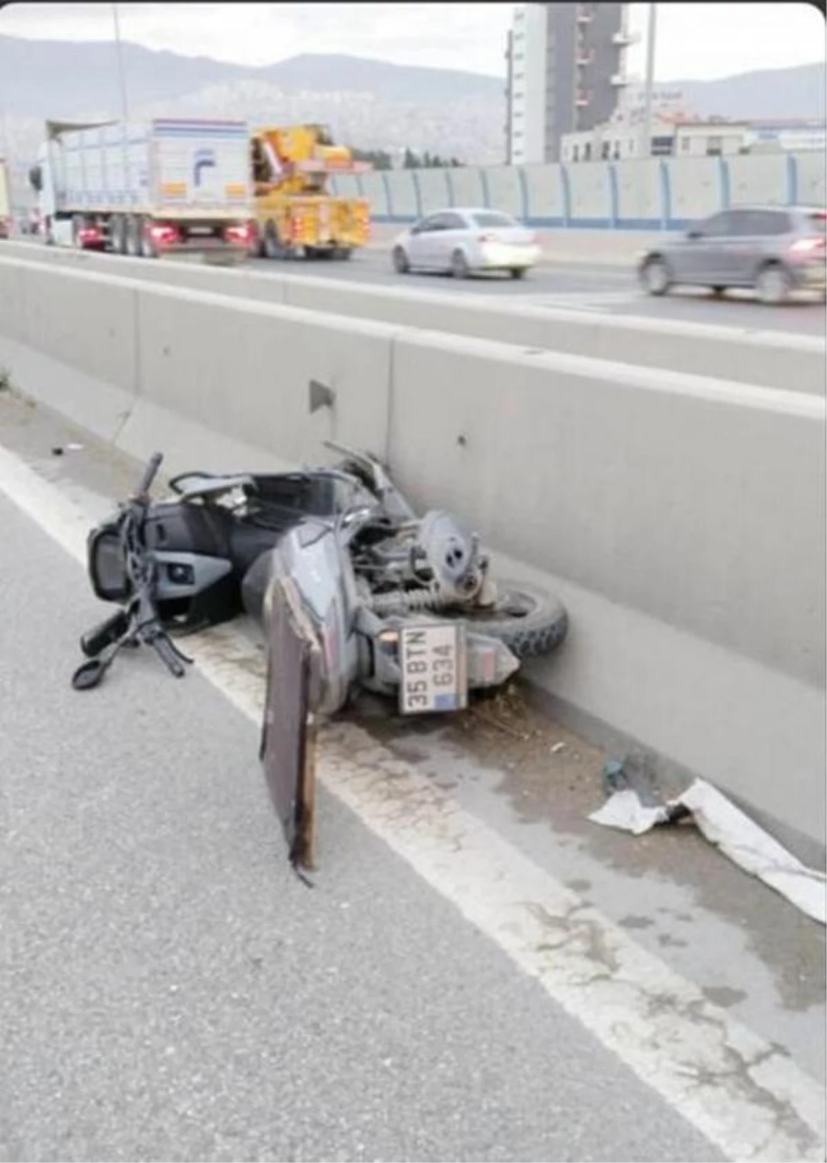 İzmir\'de motosiklet kuryesi trafik kazasında hayatını kaybetti