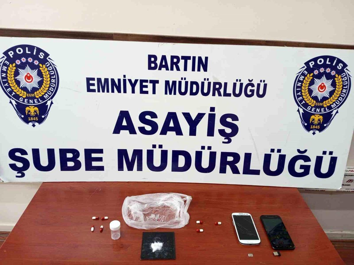 Bartın\'da Polis Kovalamacası: Şahıs Uyuşturucu Kullanma Aparatını Kırarken Yakalandı