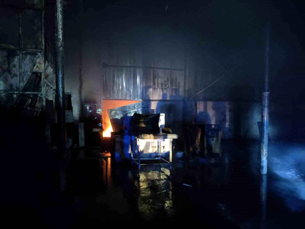 Rize Kalkandere\'deki Mobilya Fabrikasında Yangın Çıktı