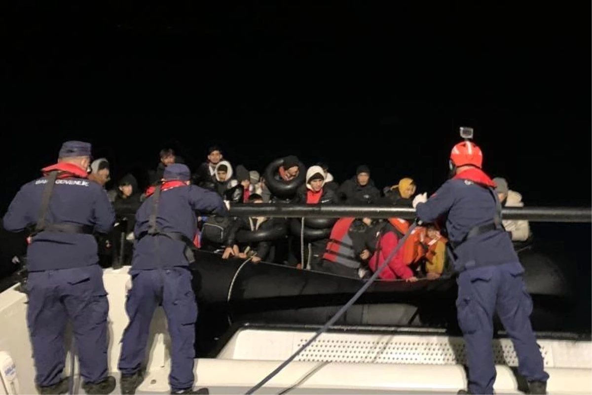 İzmir\'de Yunanistan unsurları tarafından geri itilen 96 düzensiz göçmen kurtarıldı