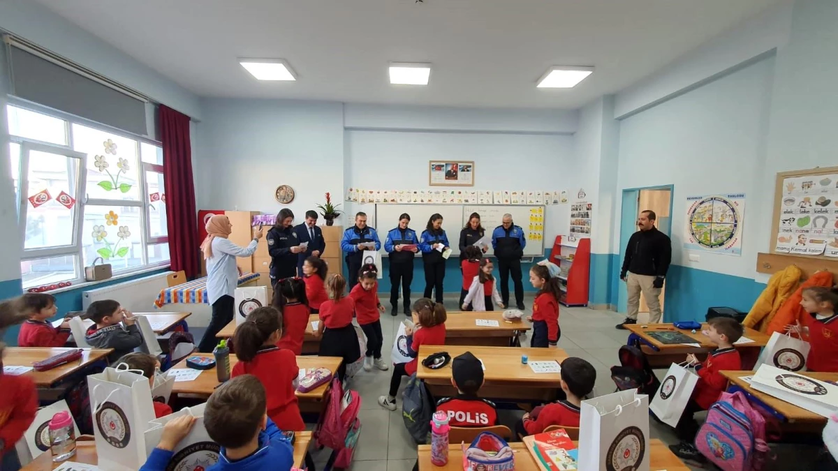 Samsun\'da İl Emniyet Müdürü, minik öğrencilere yeni yıl hediyesi gönderdi
