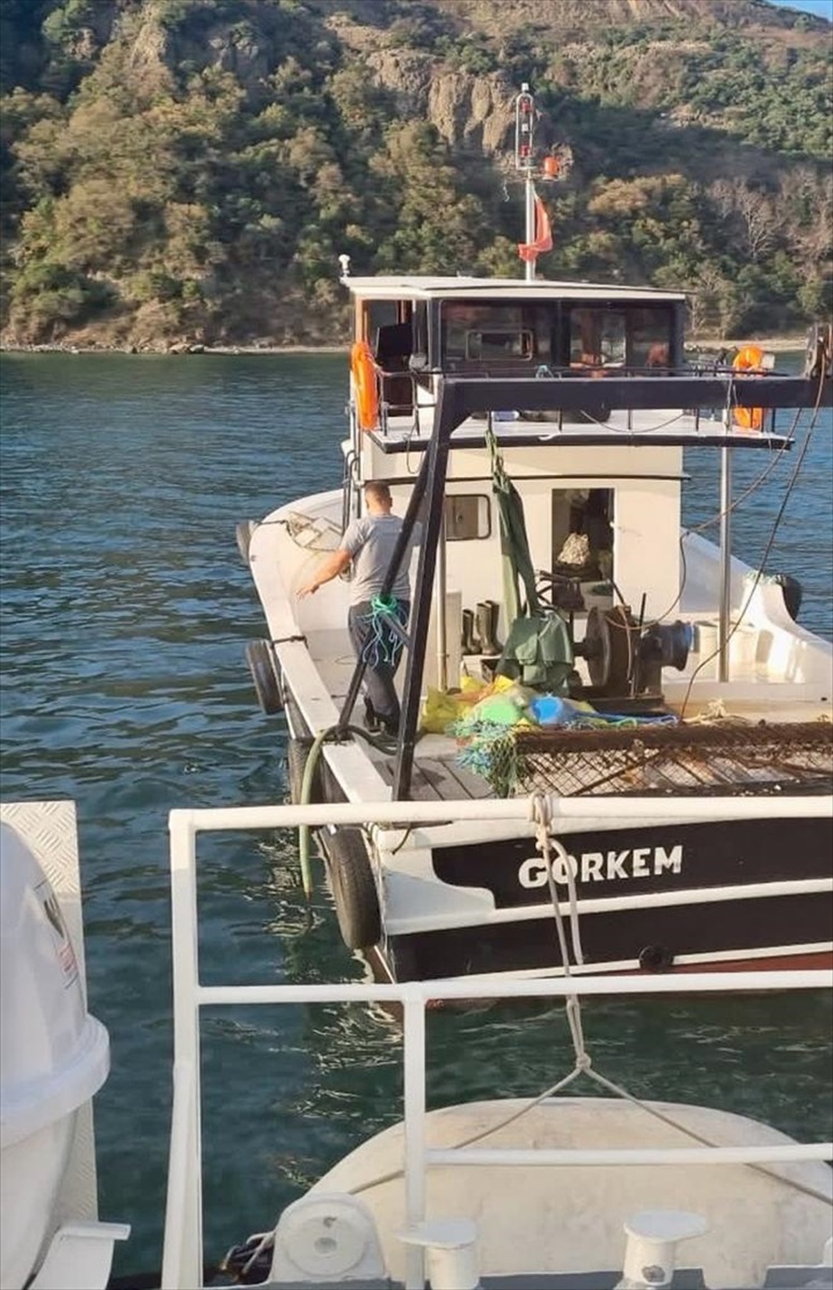 Sarıyer önlerinde makine arızası nedeniyle sürüklenen tekne kurtarıldı