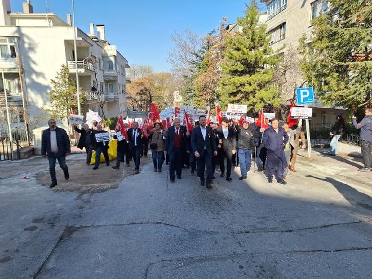 TÜGŞAV Üyeleri Terörist Fotoğraflarıyla Ceset Torbalarını DEM Parti Genel Merkezi Önüne Bıraktı