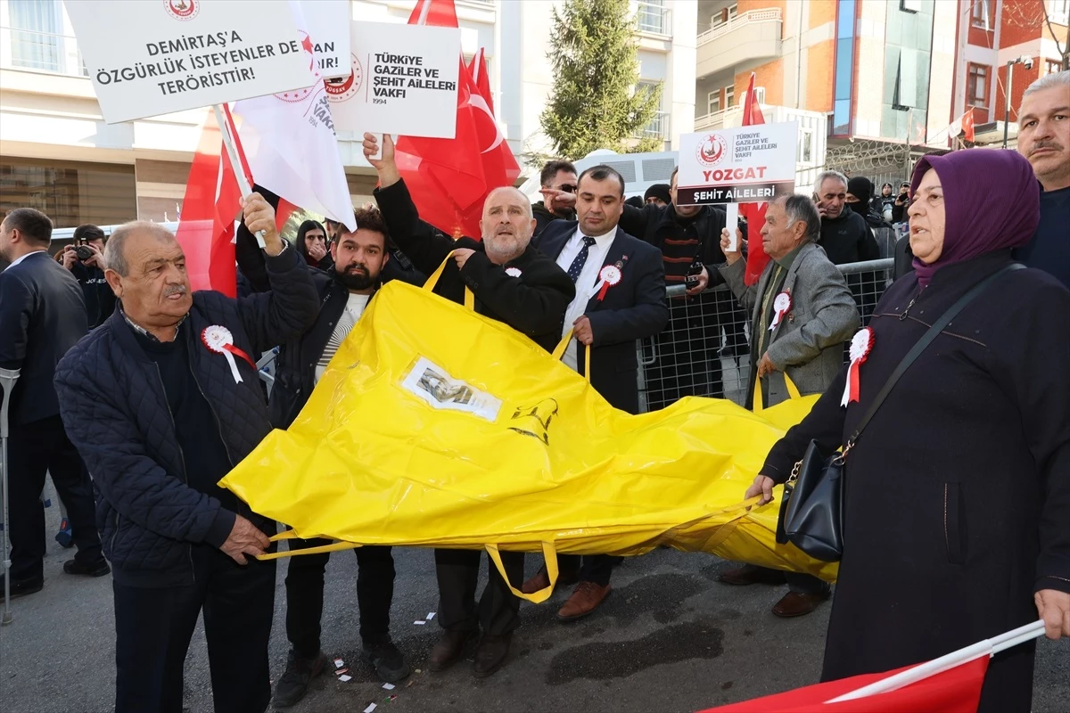 Şehit aileleri ve gaziler HDP ve DEM Parti genel merkezleri önünde basın açıklaması yaptı