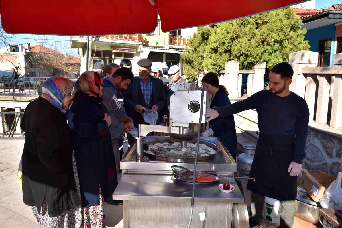 Sındırgı Belediyesi Şehitler İçin Mevlid-i Şerif Okuttu ve Lokma Dağıttı