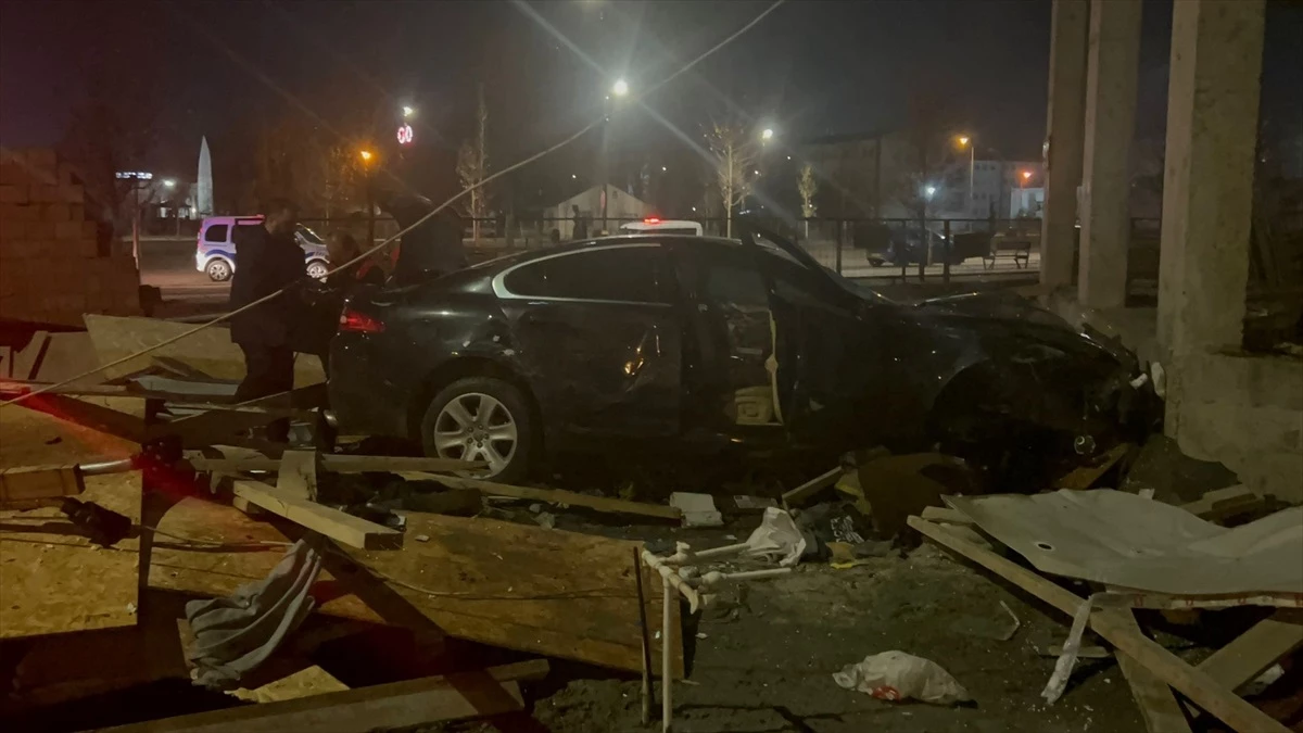 Sivas\'ta otomobilin inşaatın duvarına çarpması sonucu 4 kişi yaralandı