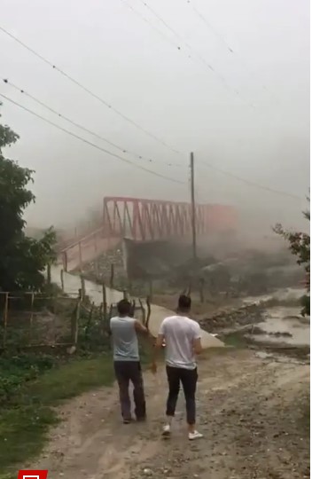 Son zamanlar şiddetli yağış ve sellerle mücadele eden Arjantin'de çamur dalgası dev köprüyü yerle bir etti