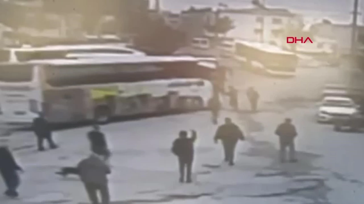 Diyarbakır\'da Otobüs Şoförü Tartıştığı Muavini Öldürdü