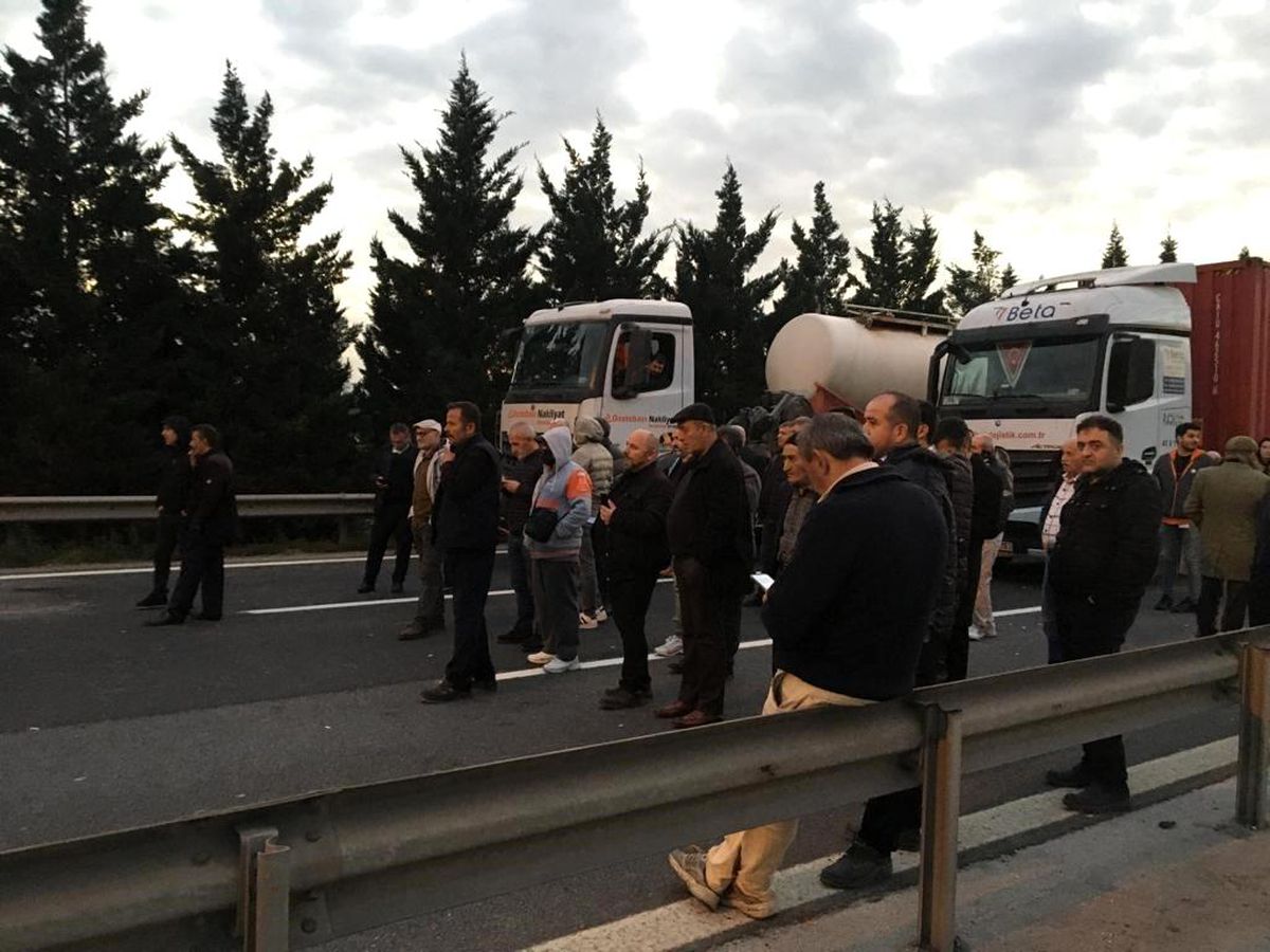 TEM Otoyolu Kocaeli Geçişinde Tırın Damperi Trafik İşaret Levhasına Çarptı
