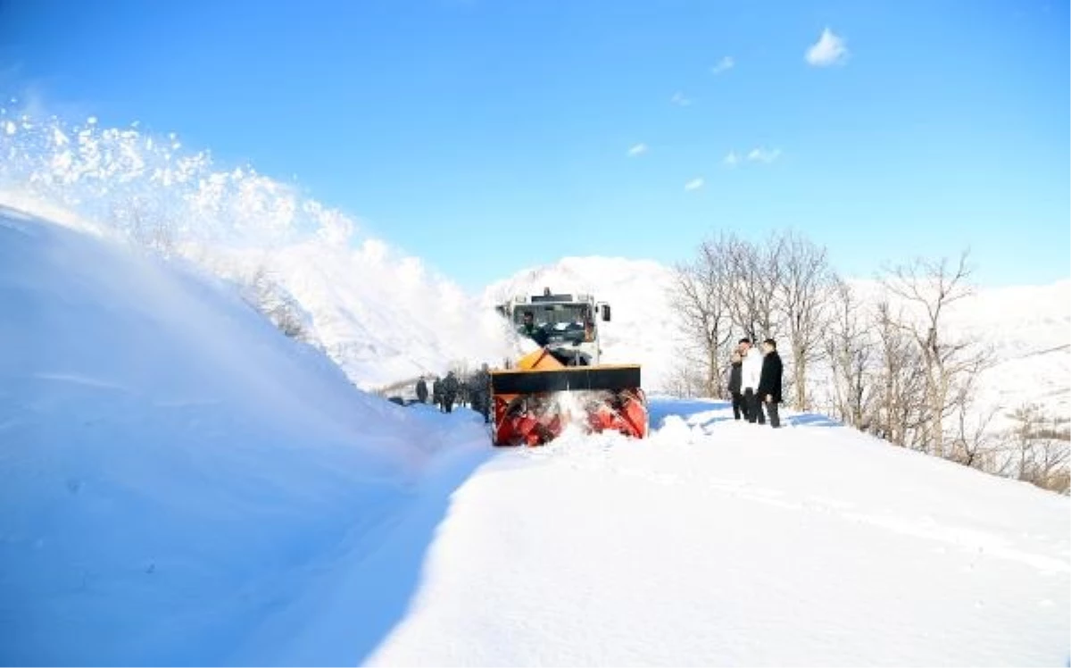 Tunceli\'de Kar Yağışı Sonrası 303 Köy Yolu Ulaşıma Açıldı