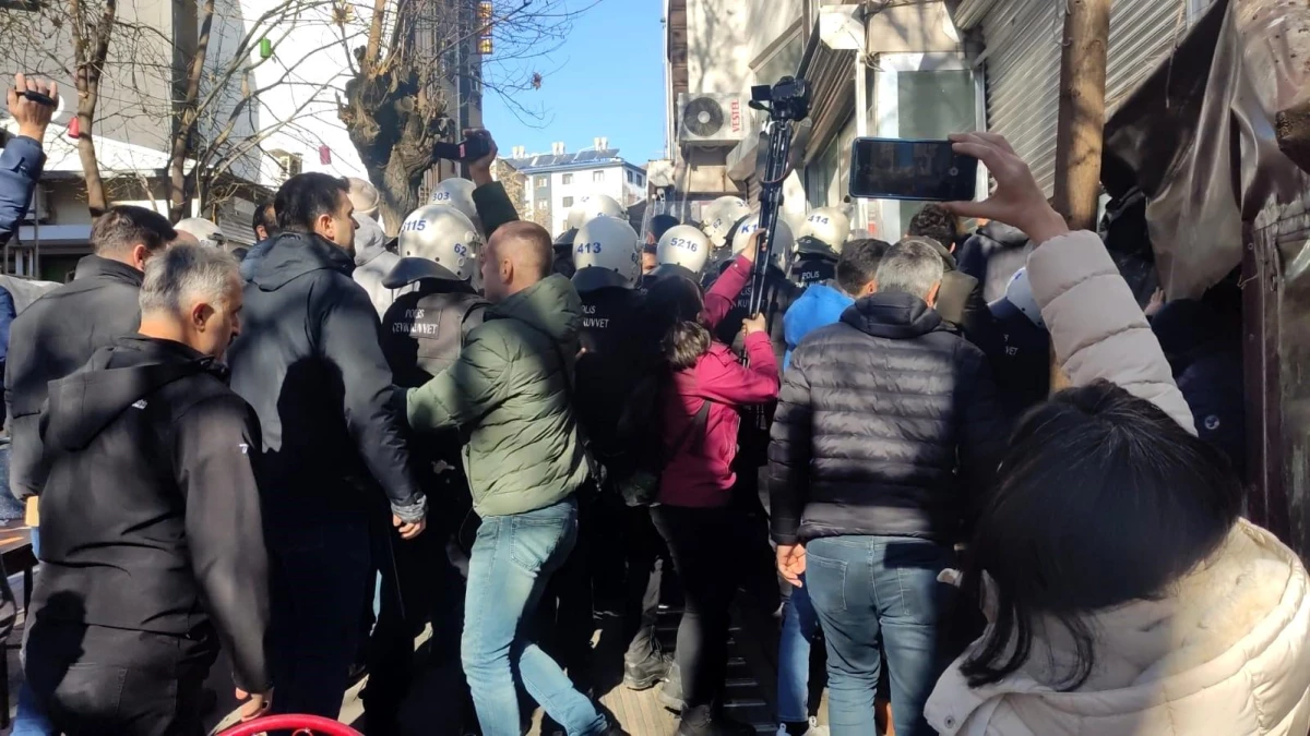 Tunceli\'de DEM Partisi basın açıklamasına polis müdahalesi