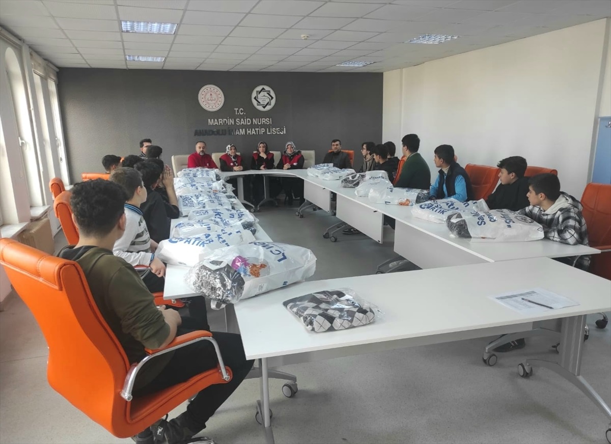Türk Kızılay Mardin Şubesi, öğrencilere kışlık giysi desteği sağladı
