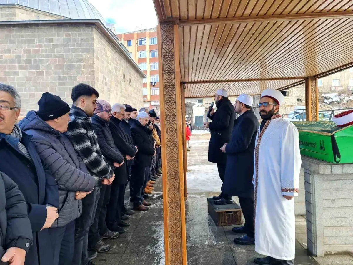 Ümraniye Müftüsü babasının cenaze namazını kıldırdı