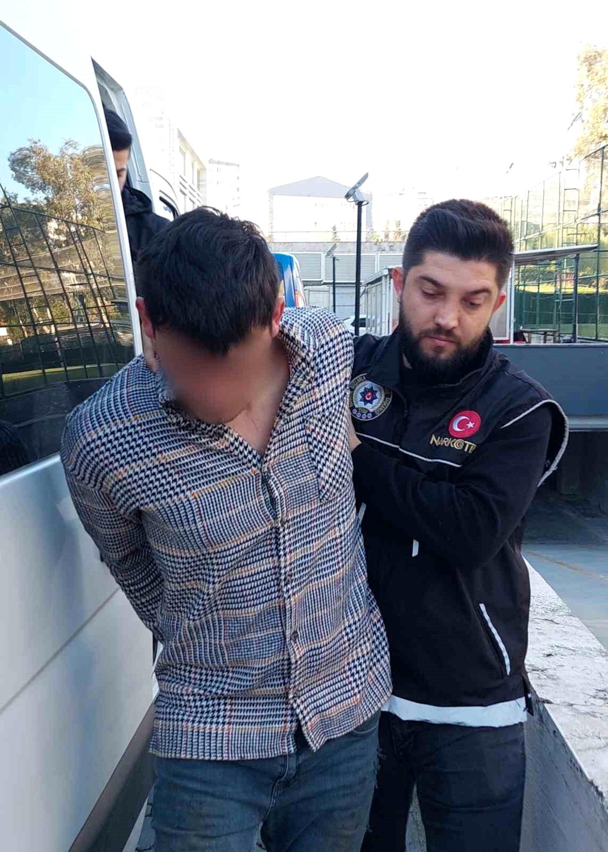 Samsun\'da uyuşturucu ticaretinden gözaltına alınan şahsın 12 yıl 6 ay hapis cezası olduğu ortaya çıktı