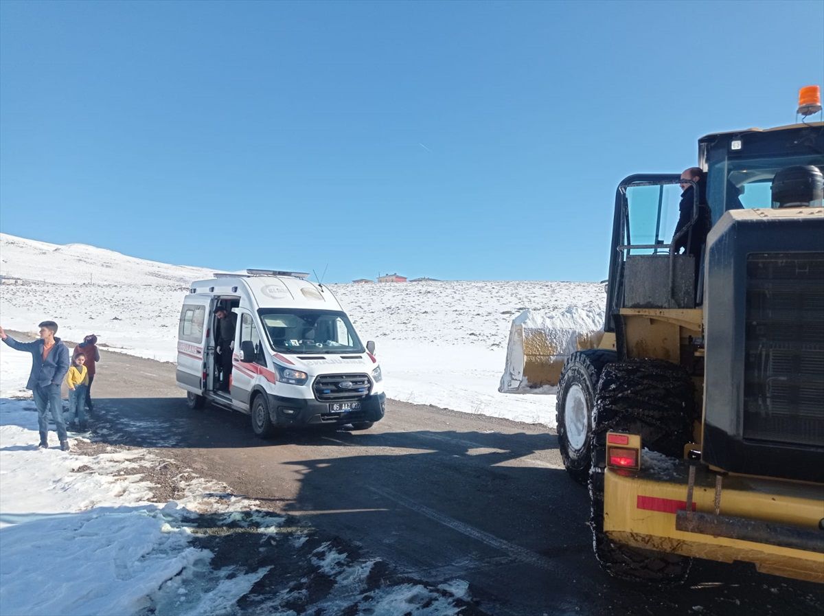 Van\'da kardan kapanan mahallede hasta 2 saatlik çalışmayla hastaneye ulaştırıldı