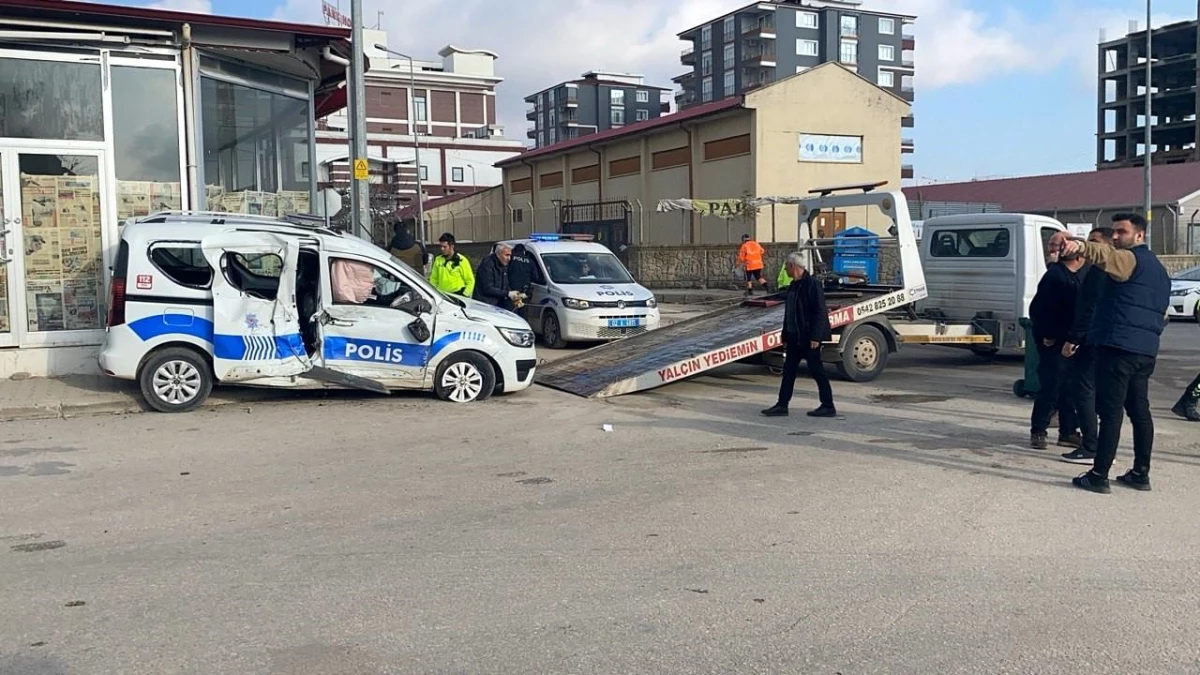 Adıyaman\'da Polis Aracı ile Otobüs Çarpıştı: 1 Polis, 2 Kişi Yaralandı