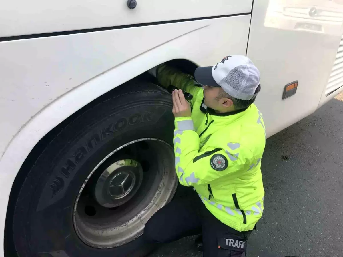 İstanbul\'da Otobüslere Kış Lastiği Denetimi