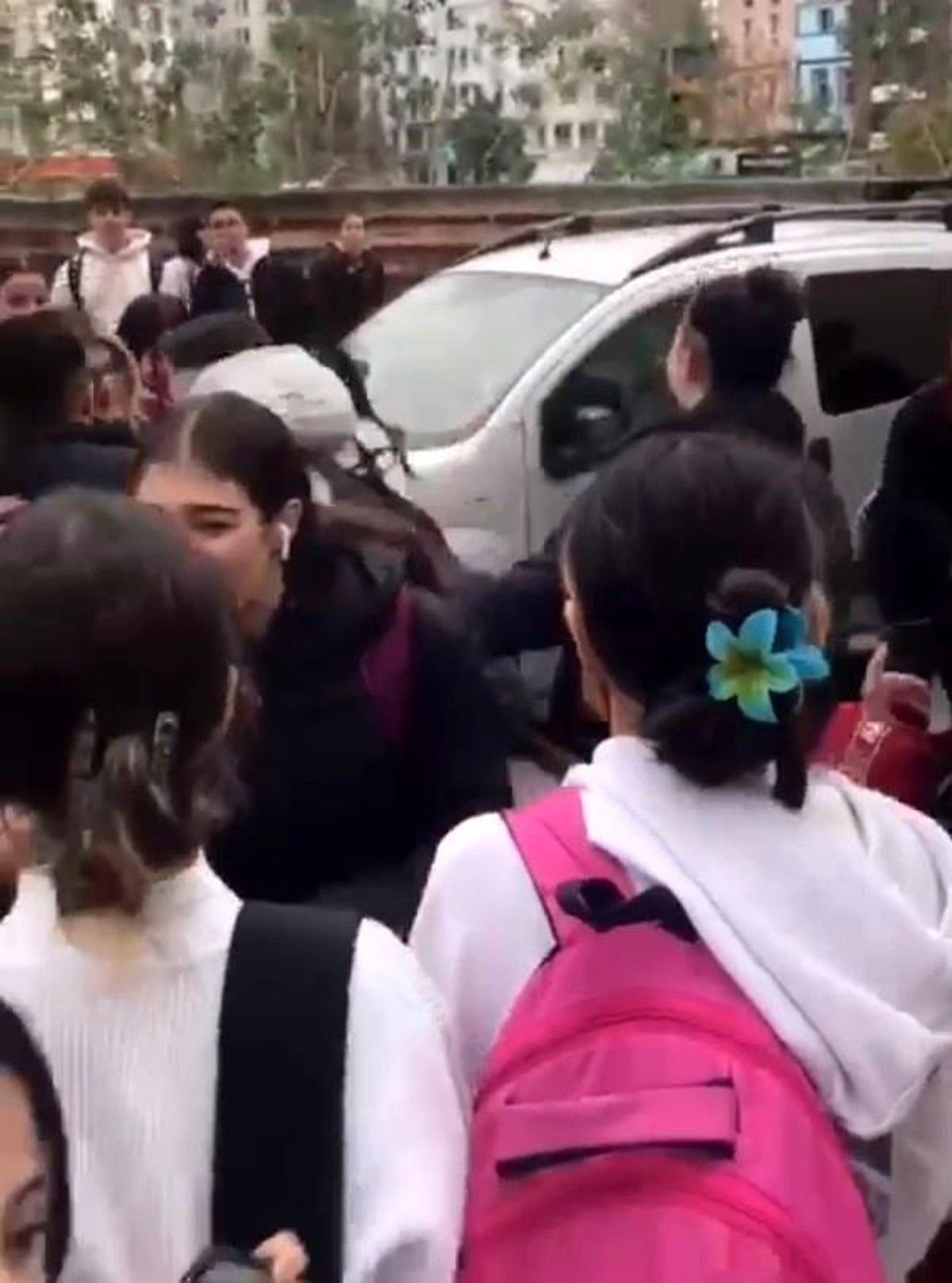 İzmir\'deki lisede kız öğrenci darp edildi