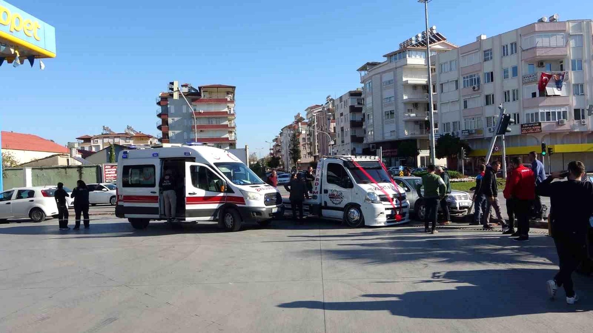 Manavgat\'ta yaşlı sürücü kaza yaptı