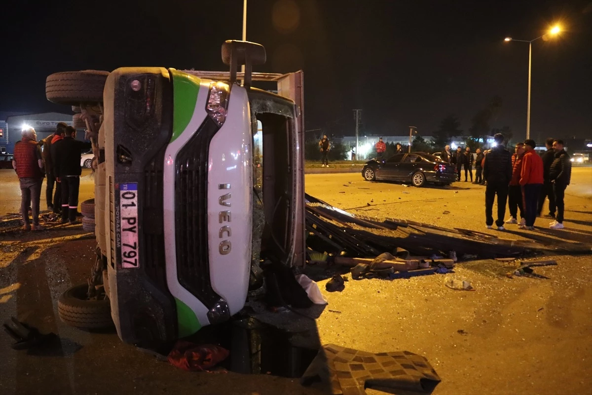 Adana\'da kamyonetle otomobil çarpışması: 1 ölü, 3 yaralı