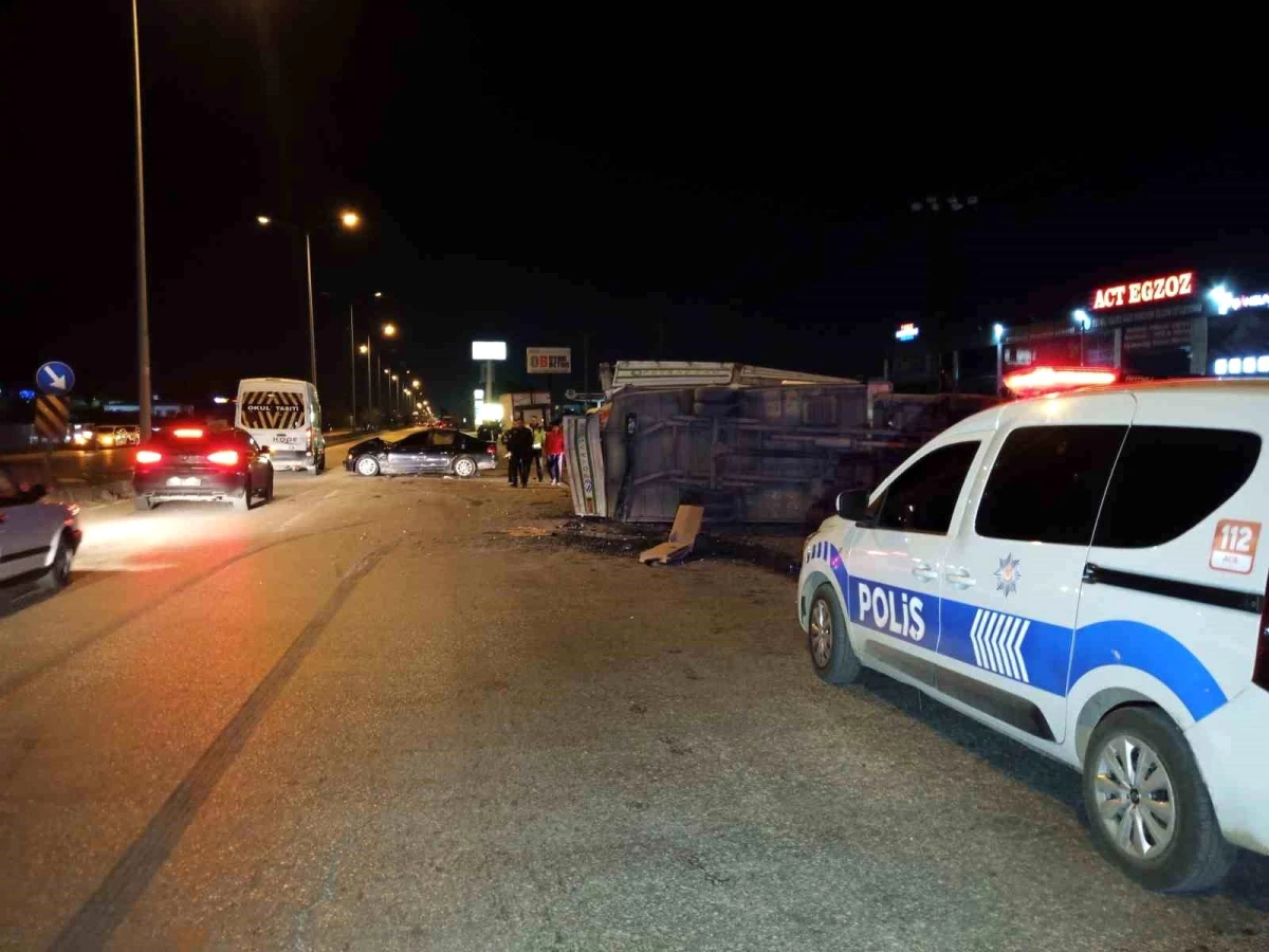 Adana\'da otomobil ve kamyonet çarpıştı: 1 ölü, 3 yaralı