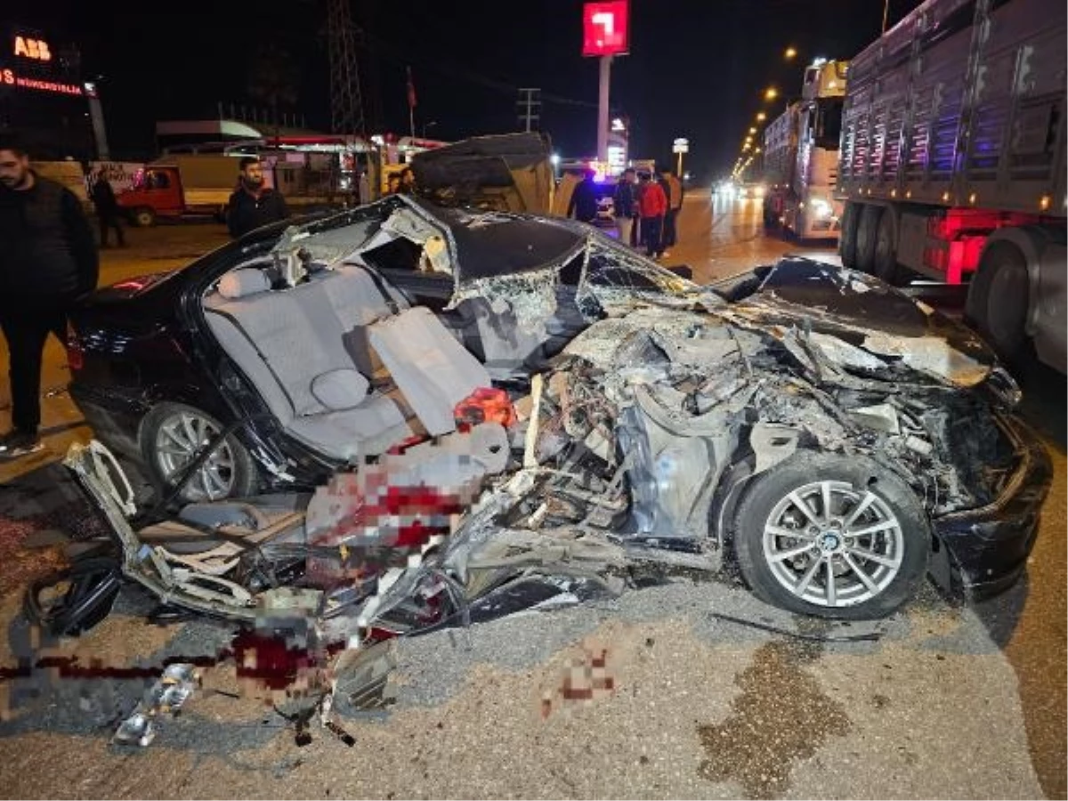 Adana\'da otomobil ile kamyonet çarpıştı: 1 ölü, 3 yaralı