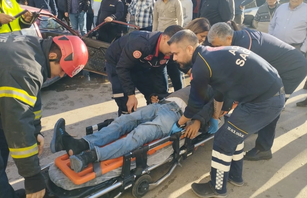 Adana\'da Refüje Çarpan Otomobilde Sıkışan Sürücü Kurtarıldı