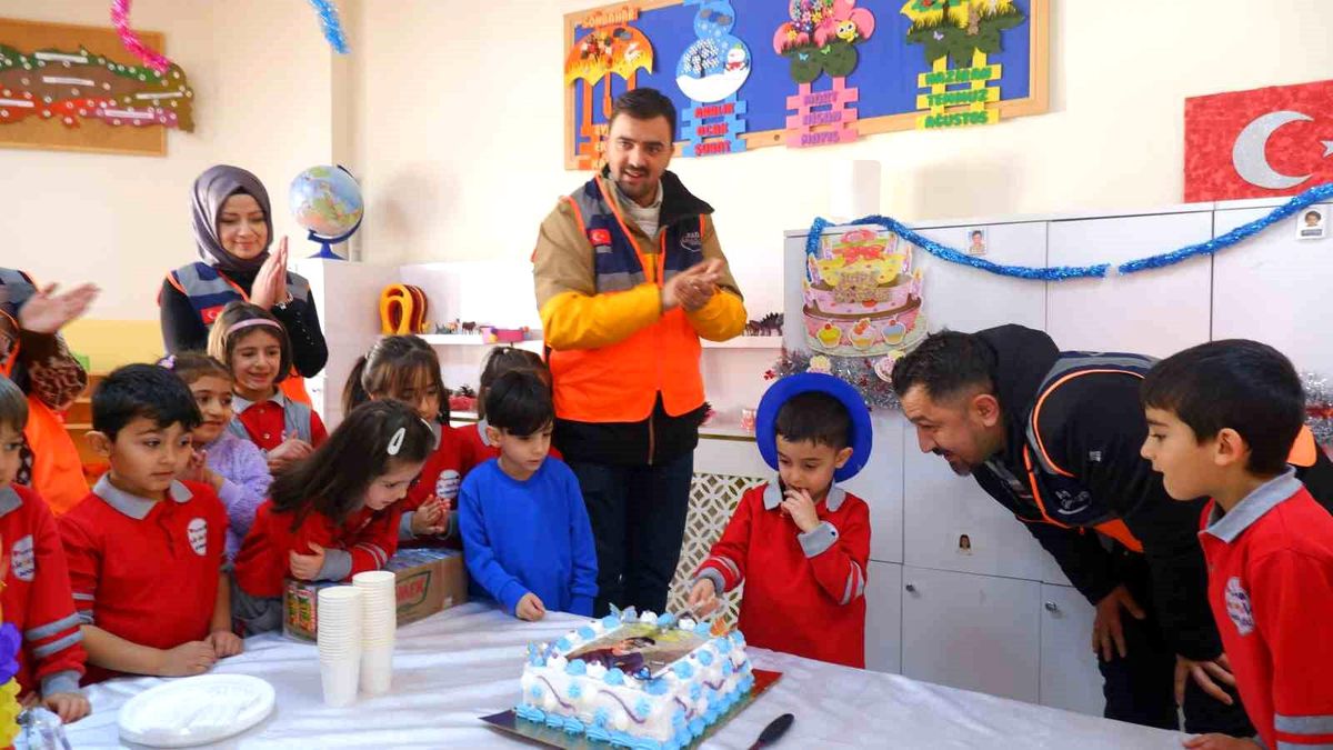 AFAD Gönüllüleri, depremzedelerin çocuğuna doğum günü sürprizi yaptı