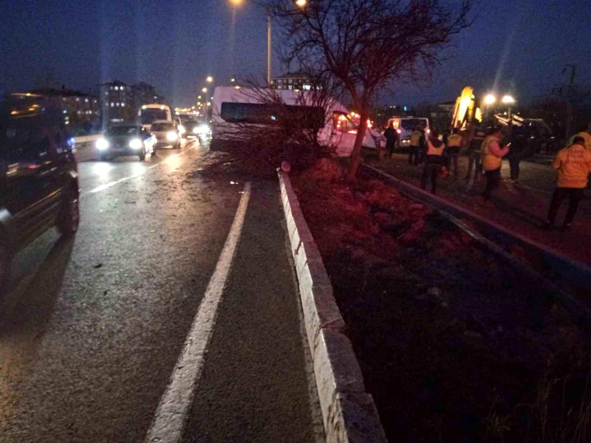 Afyonkarahisar\'da işçi servisi kaza yaptı, 12 kişi yaralandı