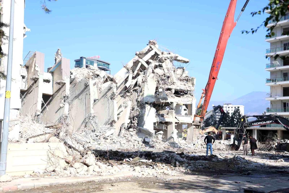 İskenderun\'da ağır hasarlı bina yıkımı sırasında çevredeki iki bina çökme riskine karşı boşaltıldı