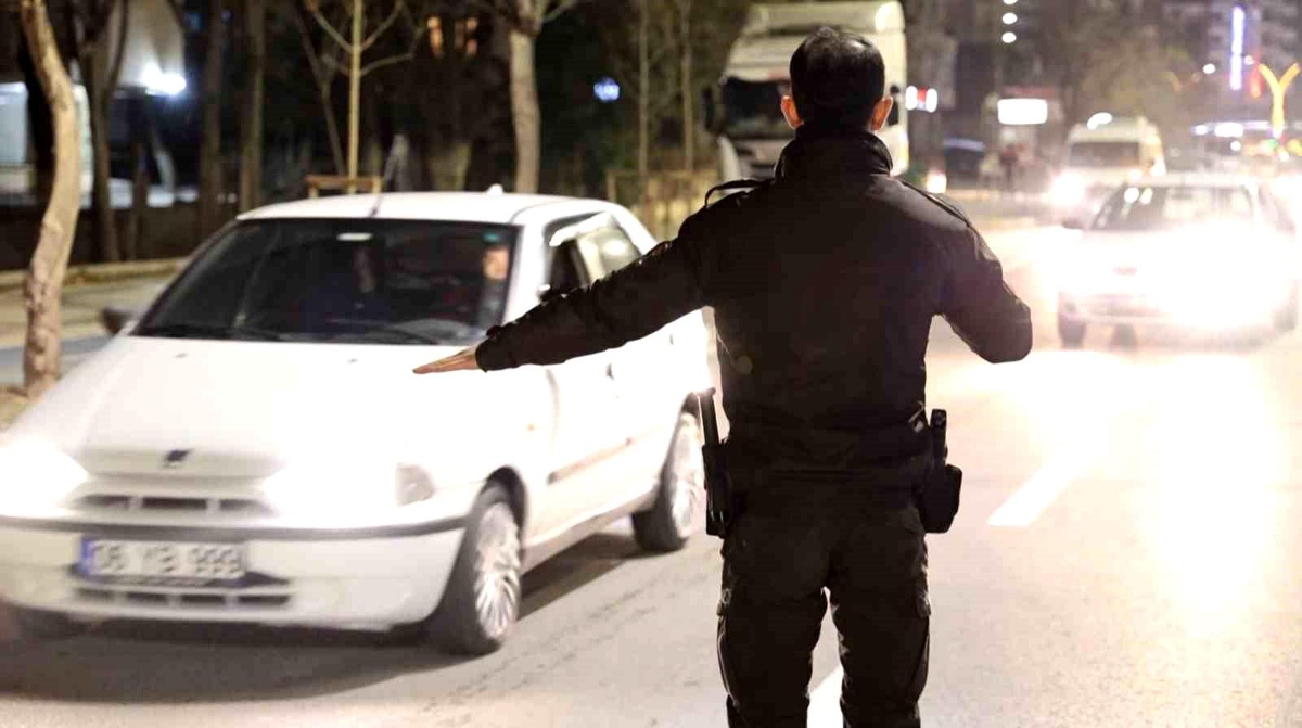 Aksaray\'da Şok Uygulama: Polis ve Bekçiler Araçları Didik Didik Aradı