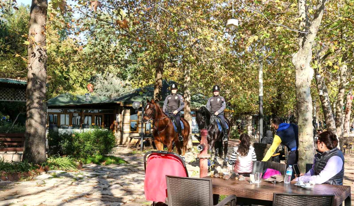 Antalya\'da Atlı Polisler Vatandaşlara Huzur ve Güven Sağlıyor