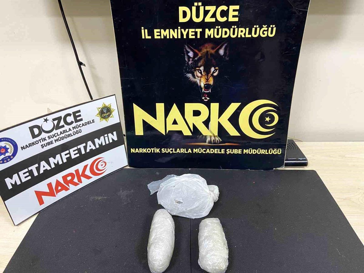 Düzce\'de Uyuşturucu Operasyonu: Araçta Bulunmadı, Yol Kenarına Atılmış