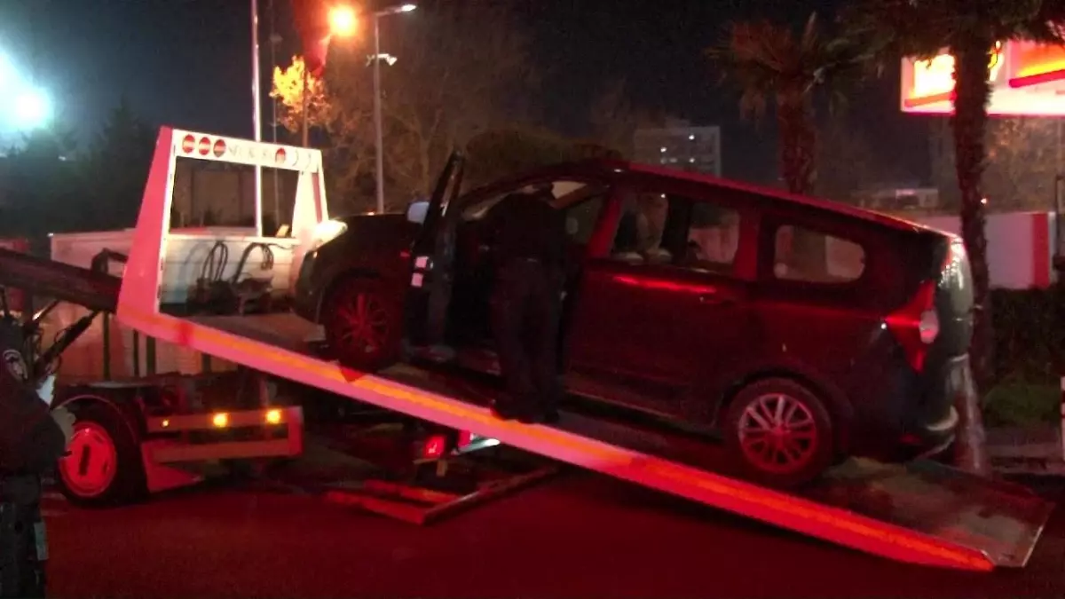 İstanbul\'da AVM otoparkında bir şahıs \'Siyanür içtim, yaklaşmayın\' notuyla intihar etti