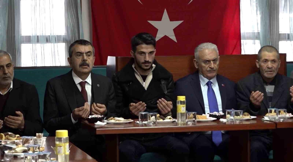 Manisa\'da şehit olan Piyade Sözleşmeli Er Enis Budak\'ın ailesine taziye ziyareti