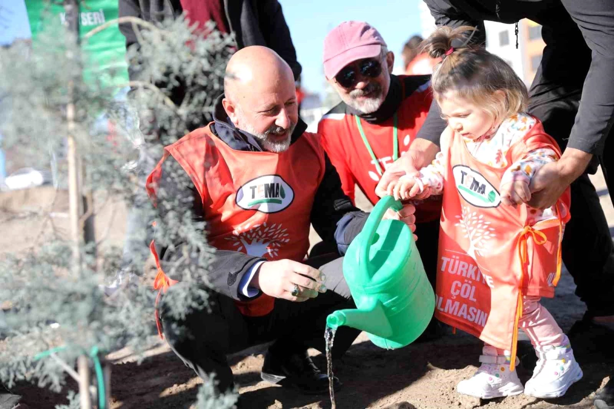 Kocasinan Belediye Başkanı Ahmet Çolakbayrakdar, TEMA Vakfı Gönüllüleriyle birlikte ağaç dikti