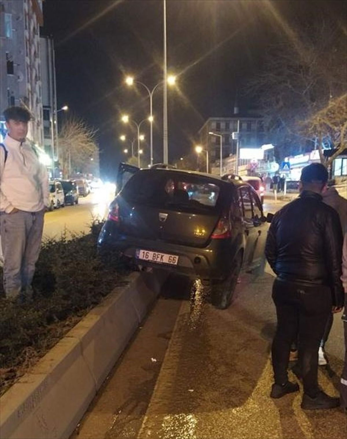 Bilecik\'te Kontrolden Çıkan Araç Refüje Savruldu: 2 Yaralı