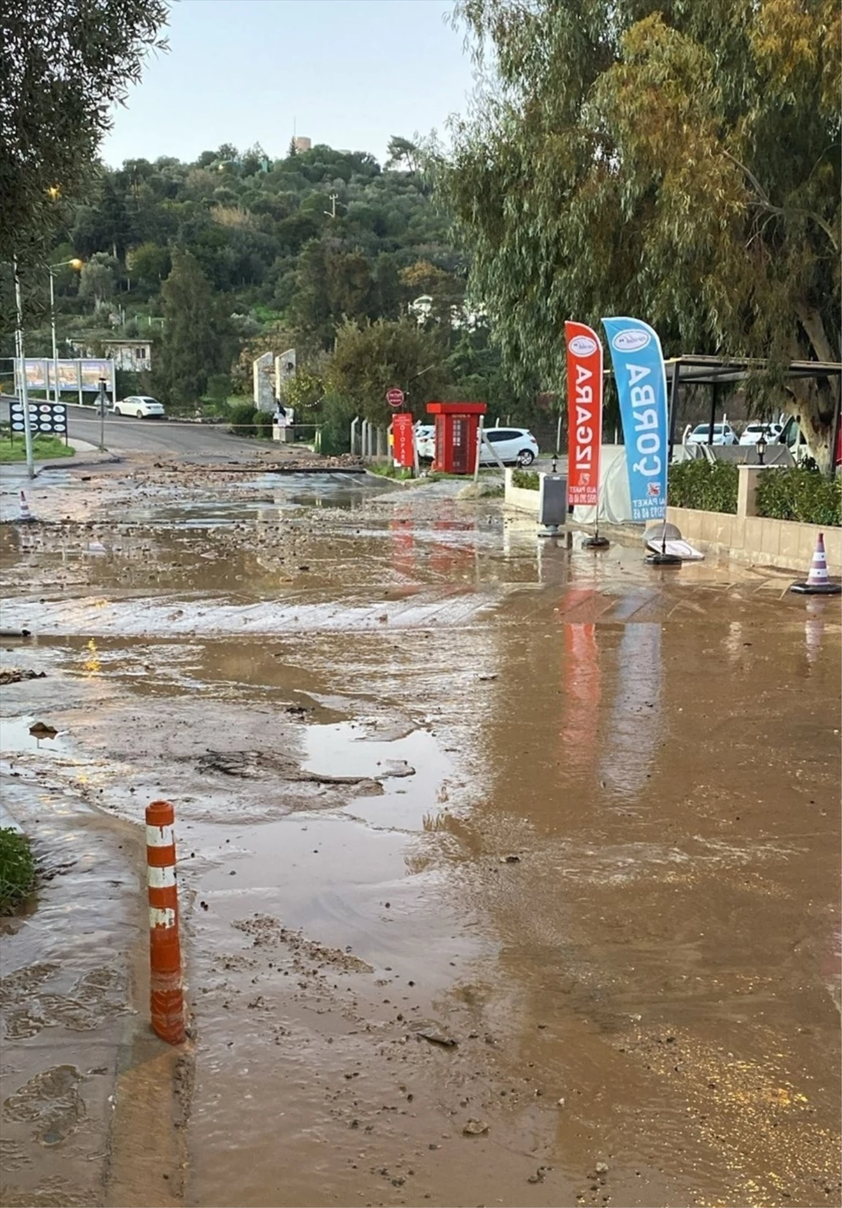 Bodrum\'da İçme Suyu Hattında Patlama: Yol Yarıldı, İşletmeler Su Bastı