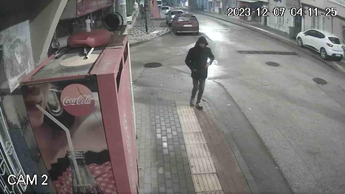 Bursa\'da 10 yıl aranan şüpheli, park halindeki aracı çalarken yakalandı