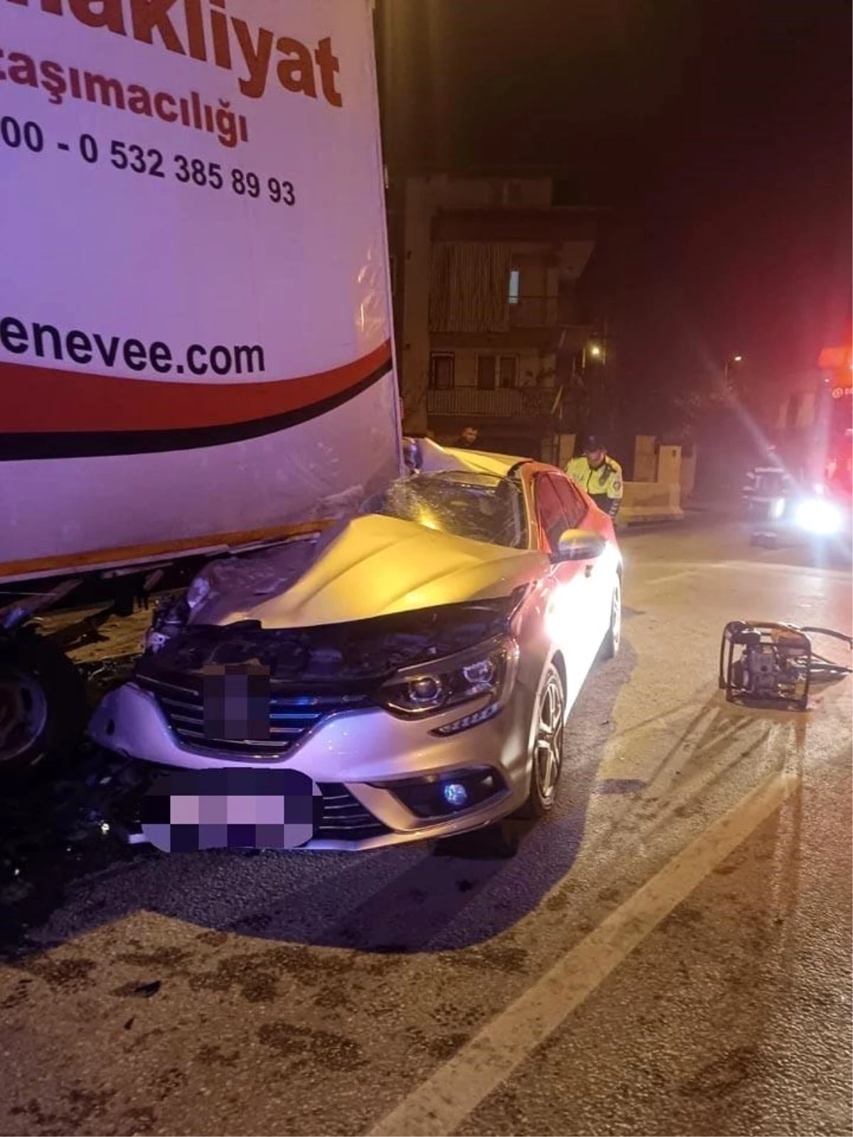 Denizli\'de park halindeki kamyona çarpan otomobilde yolcu hayatını kaybetti, sürücü tutuklandı