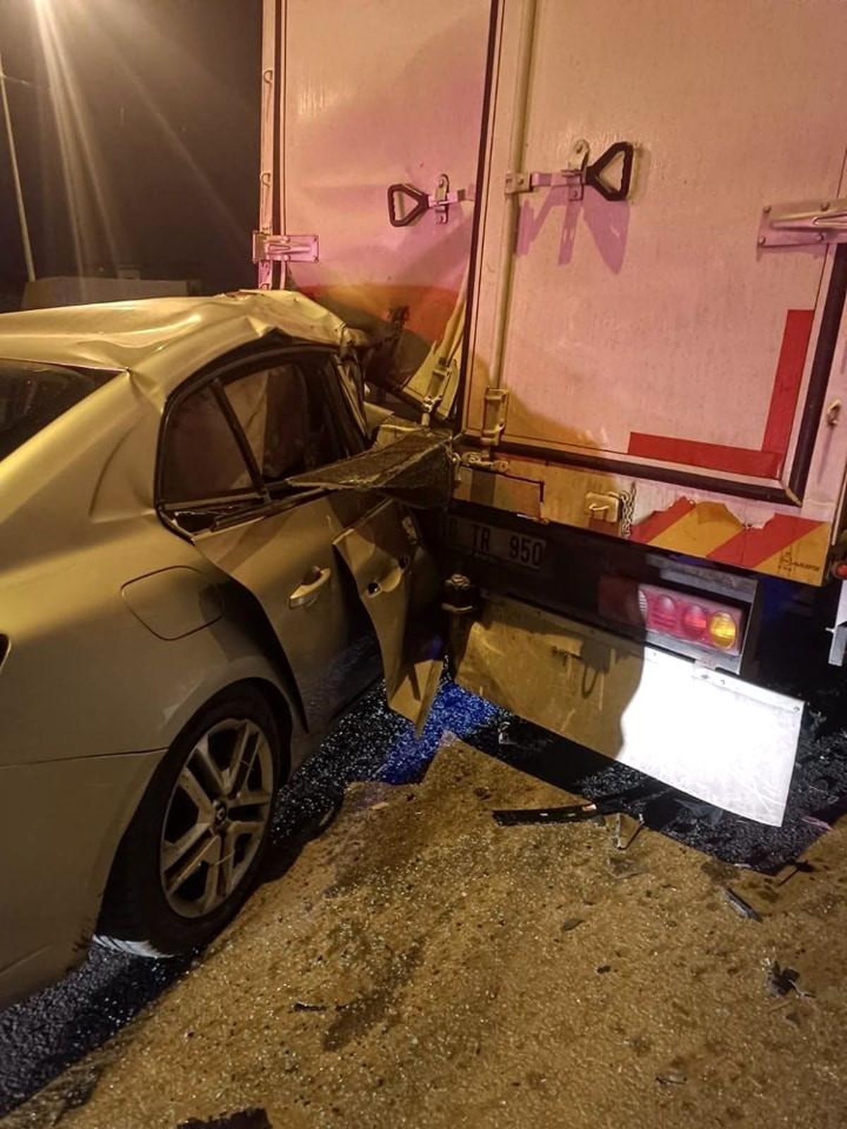 Denizli\'de Park Halindeki Kamyonla Çarpışan Otomobilde Yolcu Hayatını Kaybetti