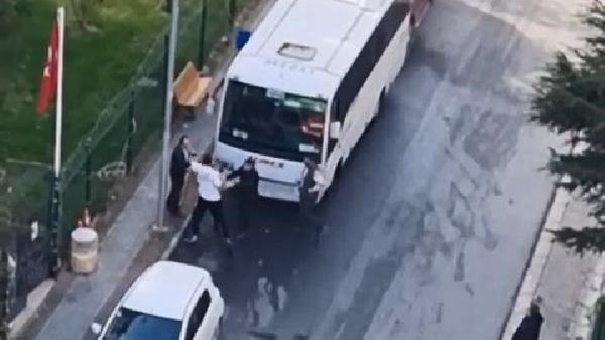 BÜYÜKÇEKMECE\'de kamyonun kırdığı duba nedeniyle komşular arasında kavga çıktı