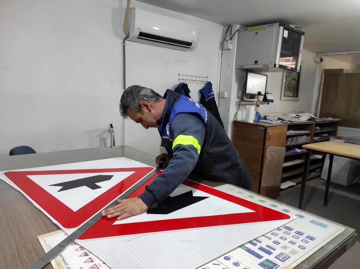 Muğla Büyükşehir Belediyesi 164 Bin Trafik Levhası Montajı Yaptı