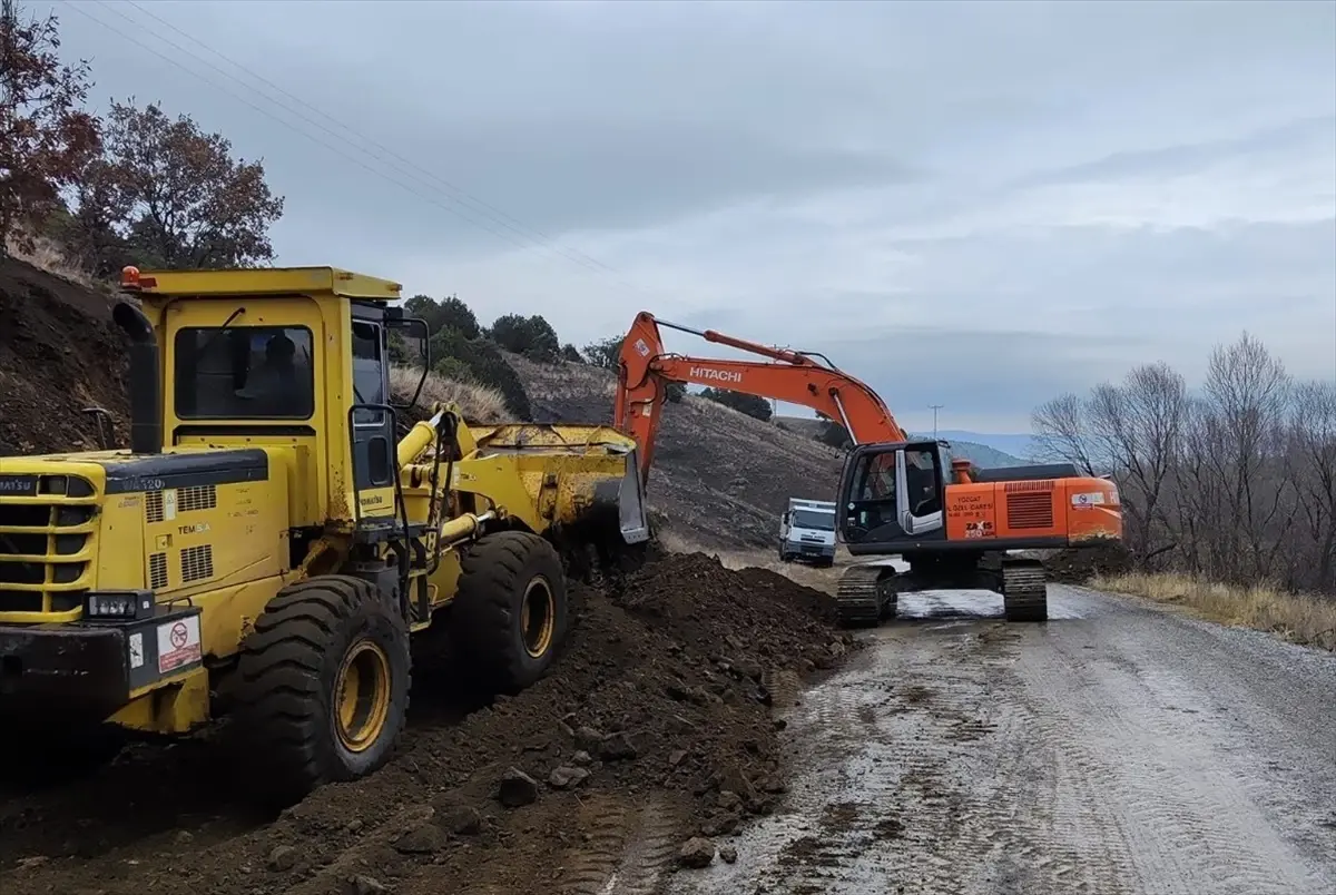 Çekerek Kaymakamı, Yukarı Karahacılı köy yolundaki çalışmaları inceledi