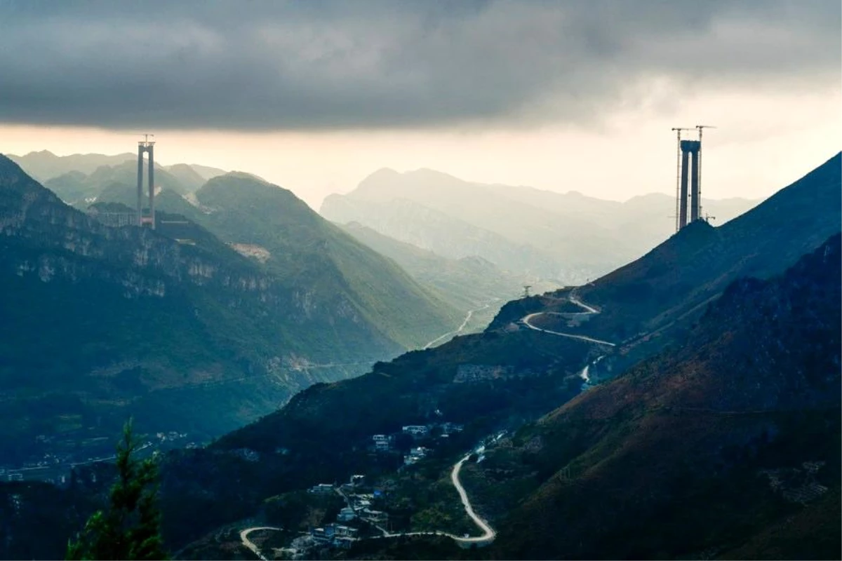 Çin\'de dünyanın en yüksek köprüsü yapımı devam ediyor