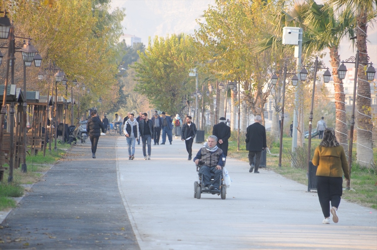 Cizre\'de güneşli havada parklarda yoğunluk