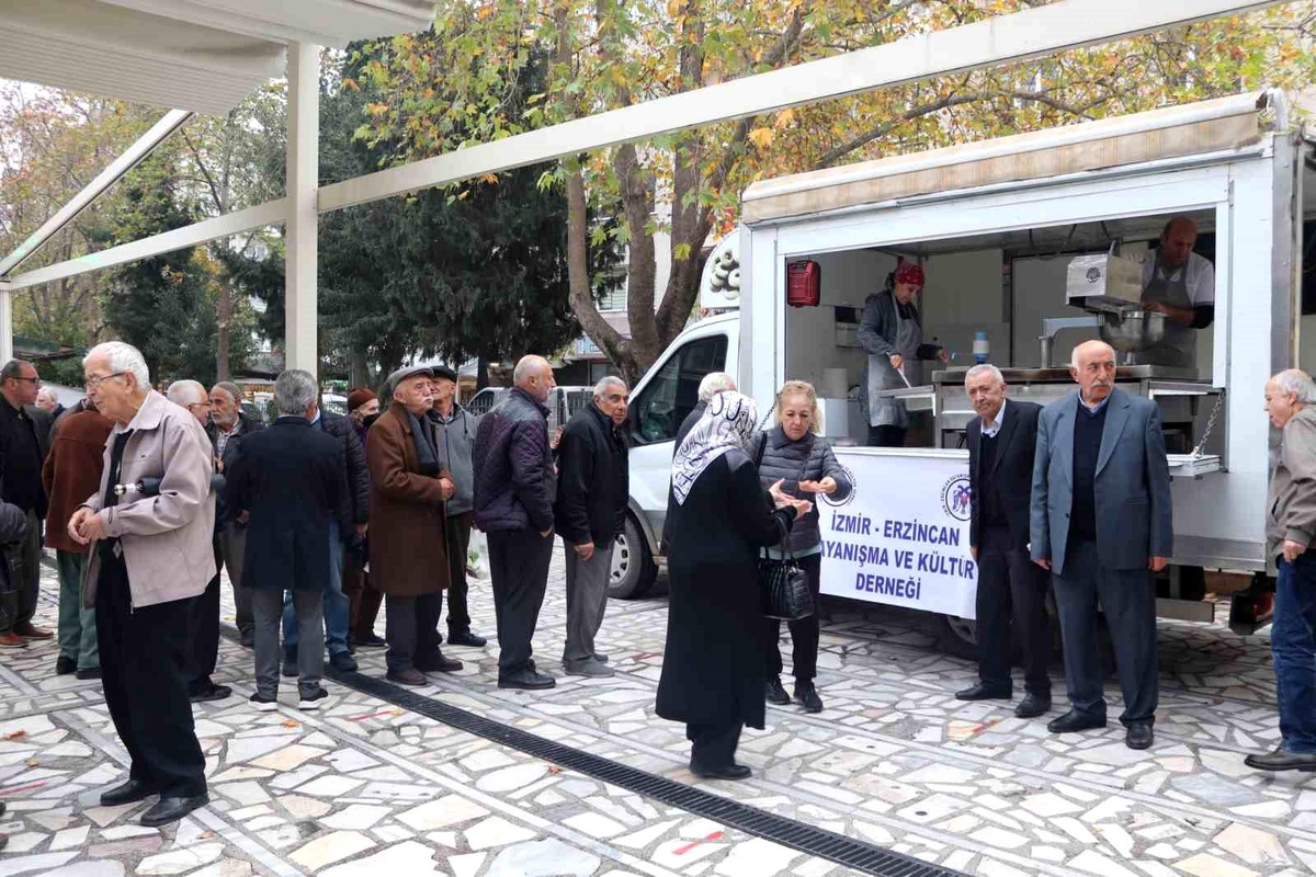 İzmir Erzincanlılar Dayanışma ve Kültür Derneği, depremde hayatını kaybeden vatandaşlar ve şehitler için lokma hayrı düzenledi